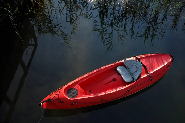 Kayak Flottant Dans Eau Long Quai — Photo