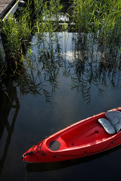 Kajak Plovoucí Vodě Vedle Dok — Stock fotografie