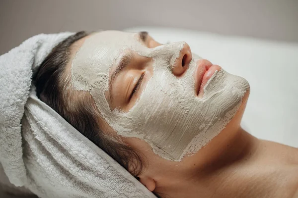 Mooie Jonge Kaukasische Vrouw Met Een Natuurlijke Gezichts Masker Haar — Stockfoto