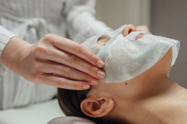Γυναίκα Καυκάσιος Cosmetologist Βάζοντας Μια Μάσκα Προσώπου Στο Πρόσωπό Του — Φωτογραφία Αρχείου