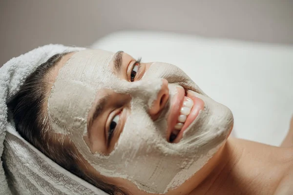 Bella Giovane Donna Caucasica Con Una Maschera Facciale Naturale Sul — Foto Stock