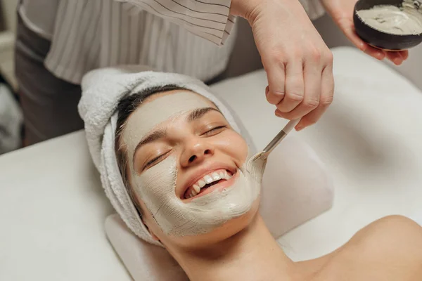 Caucasian Cosmetologist Woman Applying Facial Mask Beautiful Cheerful Young Caucasian — Stock Photo, Image