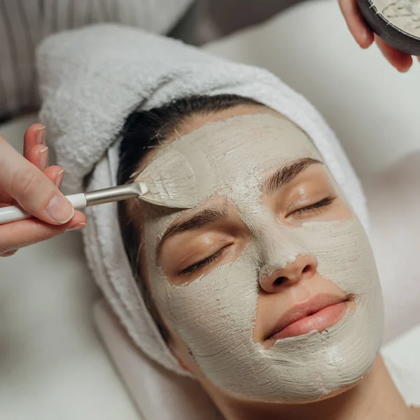 Mains Une Femme Cosmétologue Caucasienne Appliquant Masque Facial Sur Visage — Photo