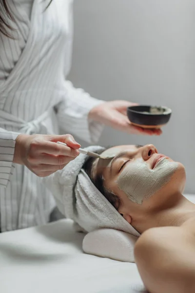 Kaukasische Kosmetikerin Trägt Eine Gesichtsmaske Auf Das Gesicht Einer Schönen — Stockfoto