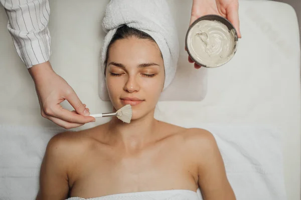 Mani Una Donna Cosmetologa Caucasica Che Applica Una Maschera Facciale — Foto Stock