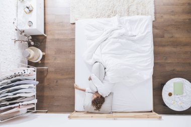 Onun yatağında uyuyan kadın fotoğraf yukarıda.