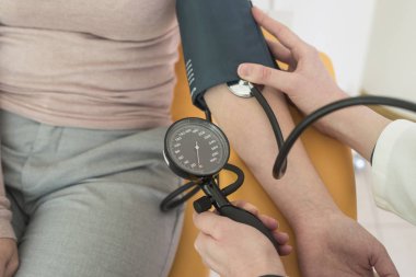 Eller unrecognisable kadının ölçüm hastanın kan basıncı Hastanesi'nde doktor.
