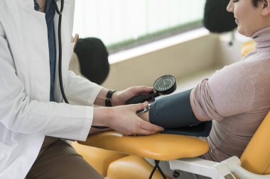 Eller unrecognisable kadının ölçüm hastanın kan basıncı Hastanesi'nde doktor.