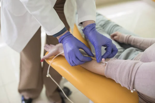 Manos Una Doctora Irreconocible Que Administra Terapia Perfusión Paciente — Foto de Stock