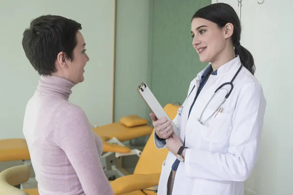 Mulher Branca Bonita Médico Sorrindo Conversando Com Seu Paciente Hospital — Fotografia de Stock