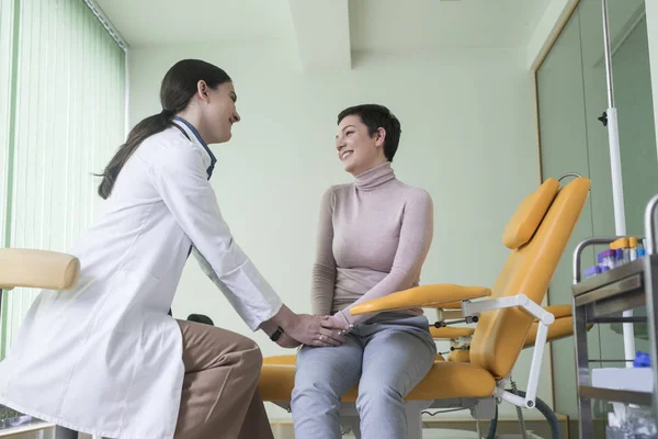 Allegro Sorridente Medico Donna Che Parla Con Suo Paziente Ospedale — Foto Stock