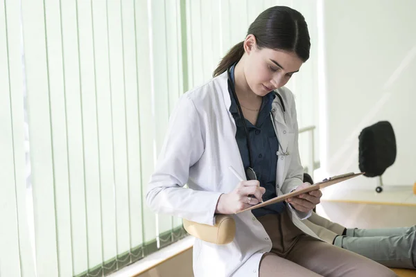 Mujer Caucásica Médico Escribiendo Haciendo Una Anamnesis Paciente — Foto de Stock