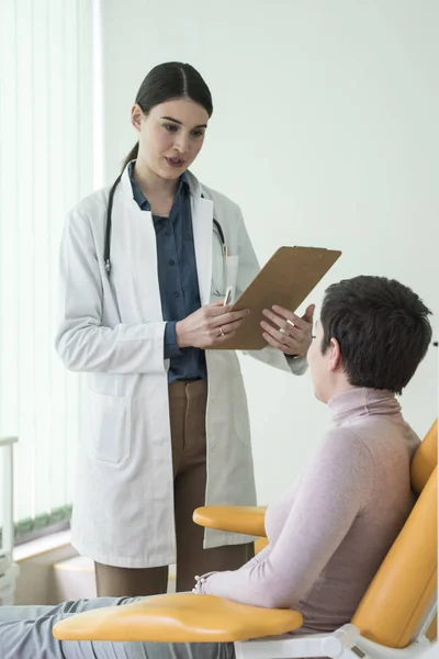 Γυναίκα Γιατρό Και Τον Ασθενή Της Μιλώντας Στο Εξεταστήριο — Φωτογραφία Αρχείου
