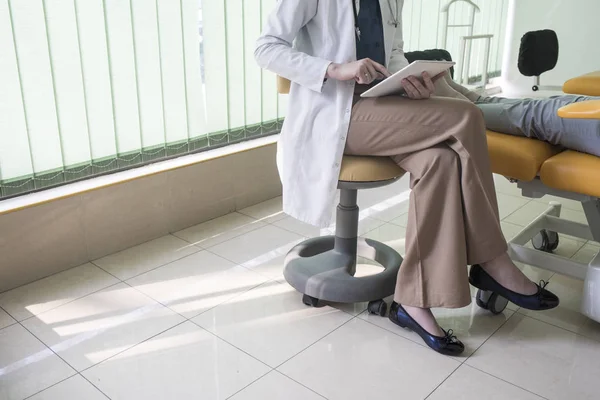 Medico Donna Irriconoscibile Che Utilizza Tablet Nella Sala Esame — Foto Stock