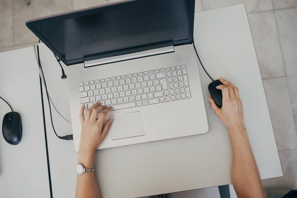 Cima Foto Mãos Mulher Irreconhecível Usando Computador Portátil Rato — Fotografia de Stock