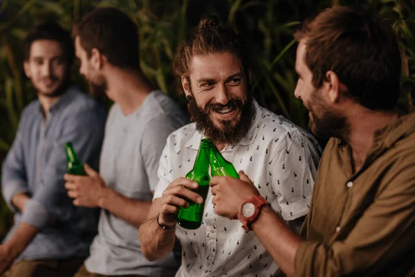 若い男性が屋外と飲むビールをぶら下げを笑顔のグループ — ストック写真