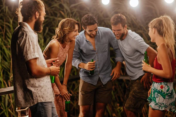 Groupe Jeunes Hommes Femmes Riant Fête Été Plein Air — Photo