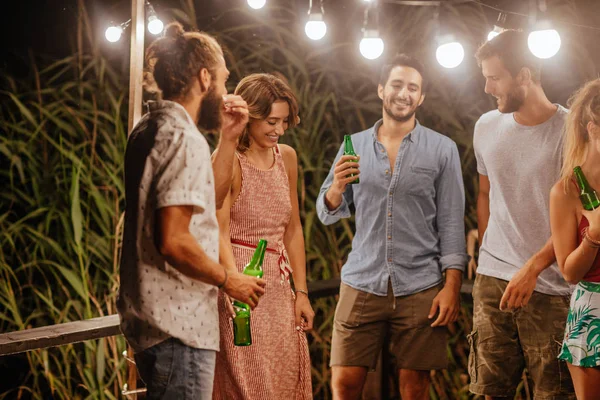 Gruppe Junger Männer Und Frauen Unterhält Sich Bei Sommerfest Freien — Stockfoto