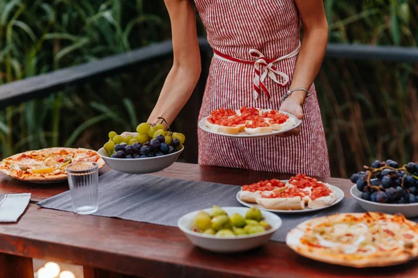 Handen Van Onherkenbaar Vrouw Met Een Bord Met Eten Voor — Stockfoto