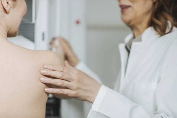 Vista Posterior Una Mujer Haciendo Mamografía — Foto de Stock