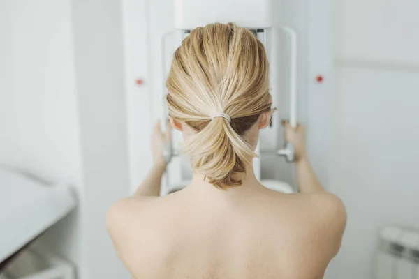 Vue Arrière Une Femme Faisant Examen Mammographique Hôpital — Photo