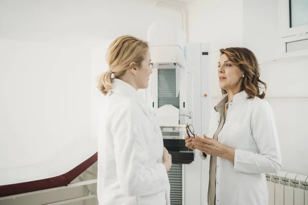 Pretty Caucasian Woman Doctor Talking Her Patient Mammography Examination — Stock Photo, Image