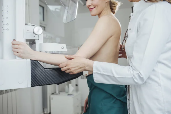 Una Donna Che Esame Mammografia Ospedale — Foto Stock