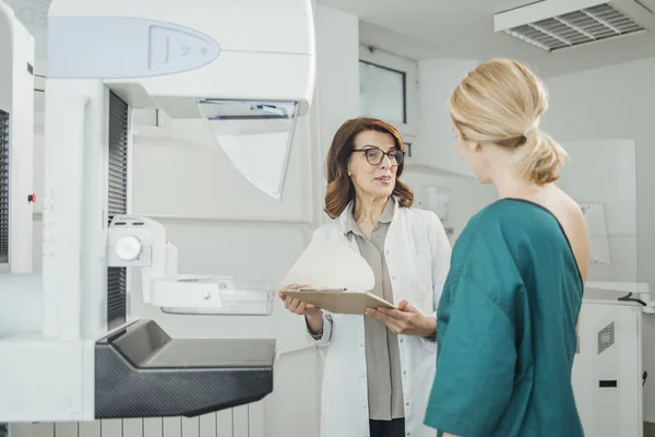 Onkolog Kobieta Rozmawia Jej Pacjenta Badania Mammograficzne — Zdjęcie stockowe