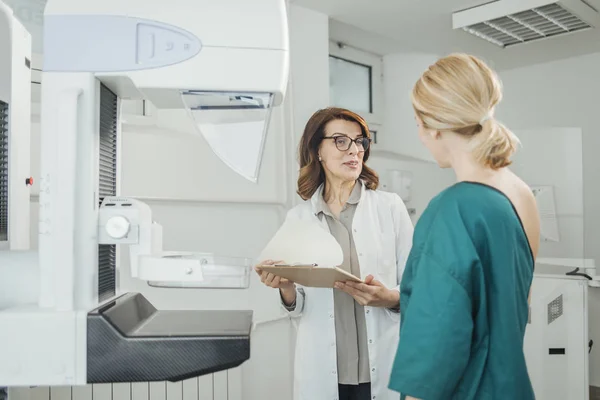 Woman Oncologist Talking Her Patient Mammography Examination — Stock Photo, Image