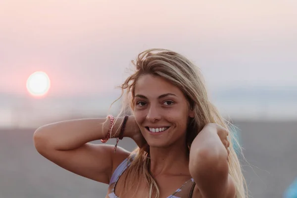 Όμορφη Ξανθιά Γυναίκα Χαμογελαστή Στέκεται Στην Παραλία Και Βλέπουν Φωτογραφικών — Φωτογραφία Αρχείου