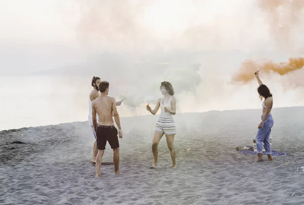 Grupo Jovens Homens Mulheres Divertindo Festa Praia Segurando Bombas Fumaça — Fotografia de Stock