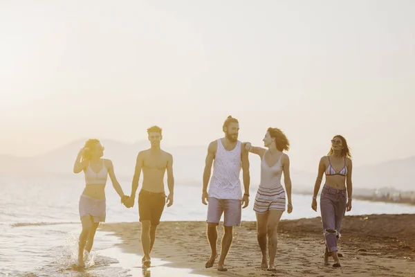 Grupo Jovens Homens Mulheres Caminhando Praia Areia Olhando Feliz — Fotografia de Stock