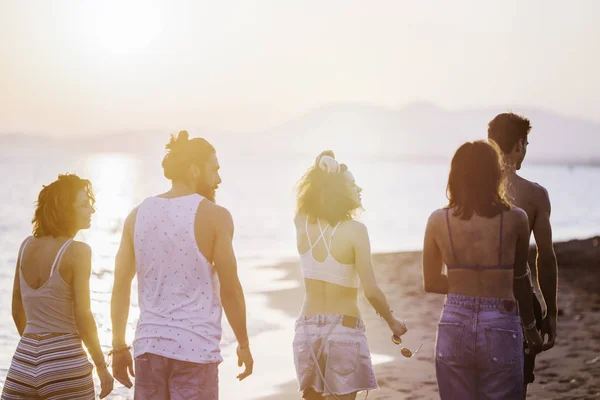 Gruppe Junger Männer Und Frauen Spaziert Sandstrand Und Sieht Glücklich — Stockfoto