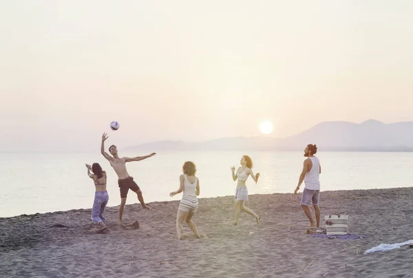 Grupo Jovens Homens Mulheres Jogando Vôlei Praia — Fotografia de Stock