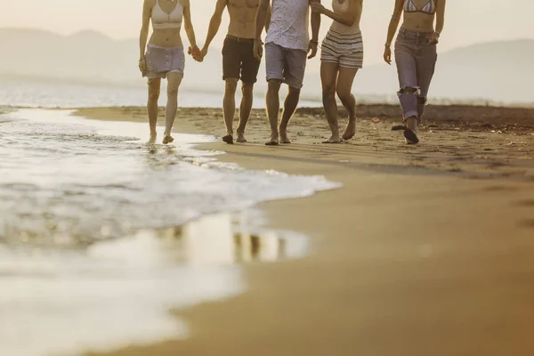 Gruppo Giovani Uomini Donne Che Camminano Sulla Spiaggia Sabbiosa Sembrano — Foto Stock