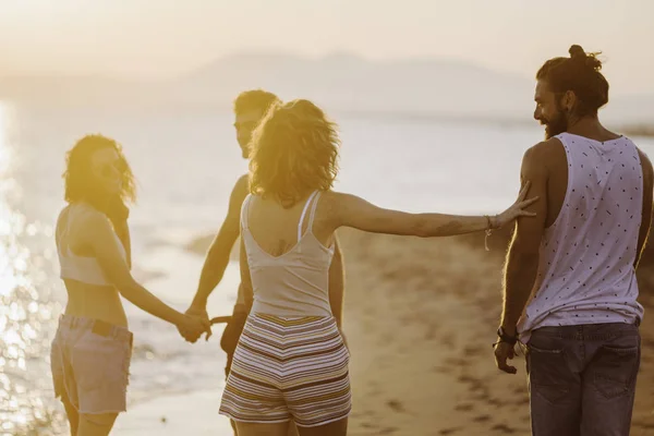Grupa Młodych Mężczyzn Kobiet Chodzenie Plażę Wyglądający Zadowolony — Zdjęcie stockowe