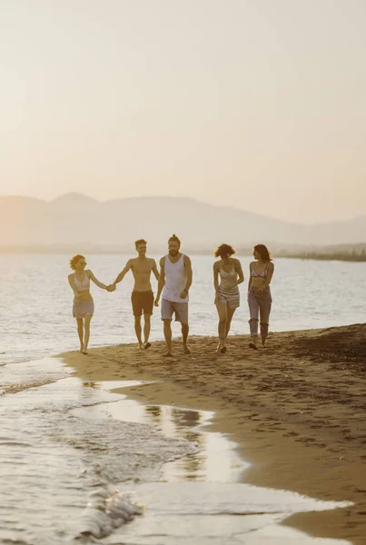 Groupe Jeunes Hommes Femmes Marchant Sur Plage Sable Regardant Heureux — Photo