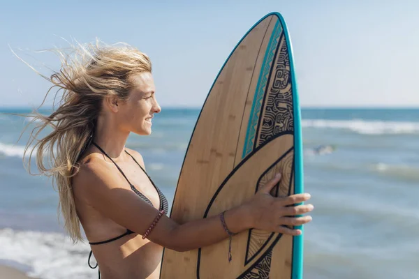 Retrato Uma Mulher Loira Bonita Surfista Praia — Fotografia de Stock