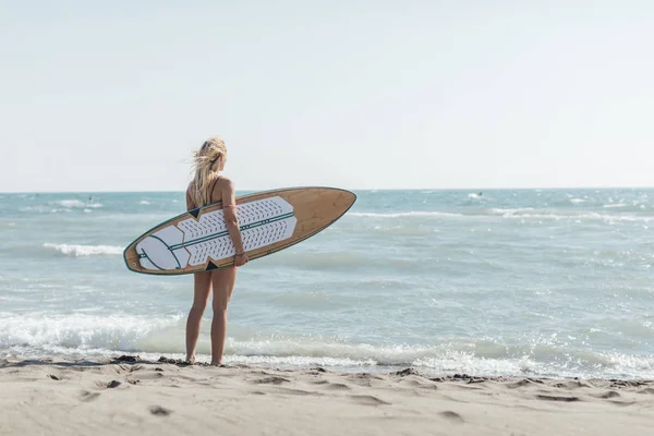 Vista Trasera Hermosa Joven Caucásica Pie Playa Con Tabla Surf —  Fotos de Stock