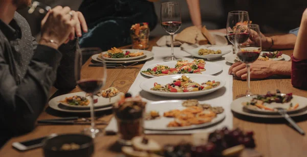 Groupe Personnes Reconnaissables Mangeant Adn Boire Vin Dîner Maison — Photo