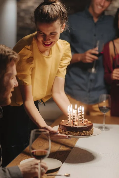 パーティーでの誕生日ケーキを持って美しい笑顔若い女性 — ストック写真