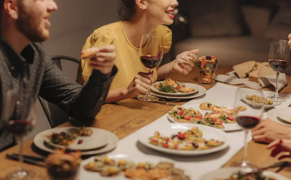 Grupo Personas Reconocibles Comiendo Adn Beber Vino Cena Casa — Foto de Stock