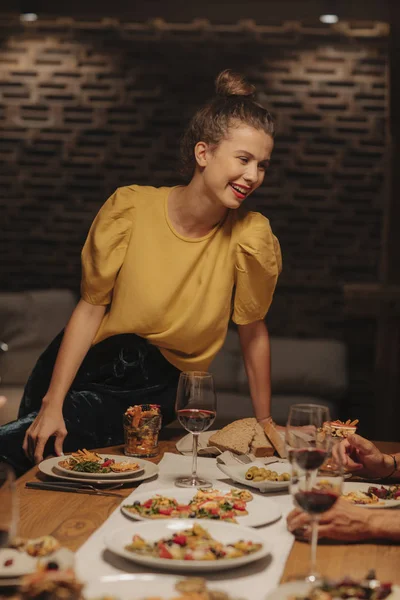 Mulher Sorridente Bonita Desfrutando Jantar Casa — Fotografia de Stock