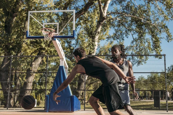 Zwei Männer Spielen Basketball Auf Außenplatz — Stockfoto