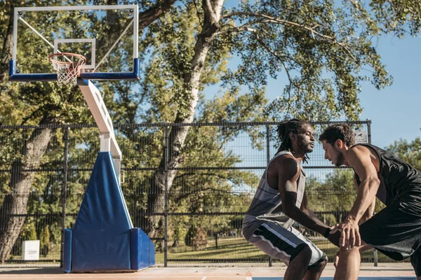 Zwei Männer Spielen Basketball Auf Außenplatz — Stockfoto