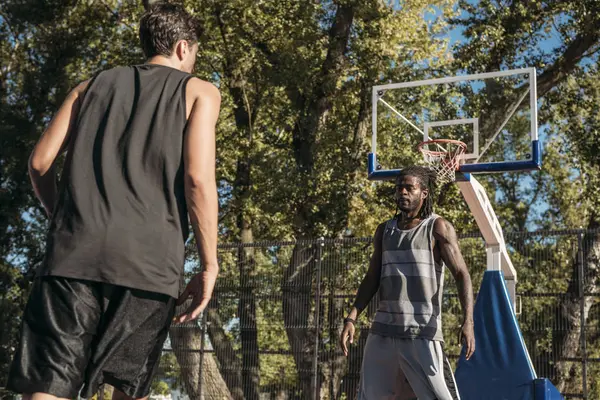 Dos Hombres Jugando Baloncesto Cancha Aire Libre — Foto de Stock