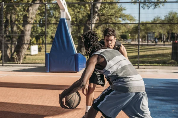 Zwei Männer Spielen Basketball Auf Außenplatz — Stockfoto