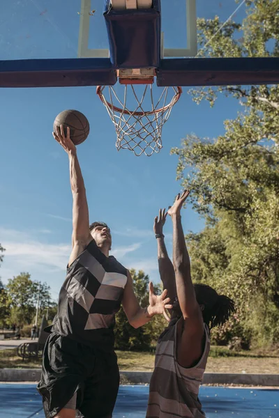一个篮球运动员在室外球场射击 — 图库照片