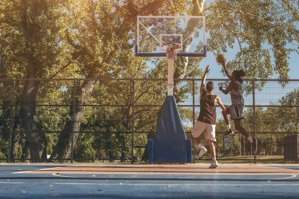Двоє Красивих Чоловіків Грають Баскетбол Відкритому Повітрі — стокове фото