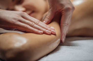 Shouled ve kol masaj yapıyor unrecognisable bir masör elleri yakın çekim.